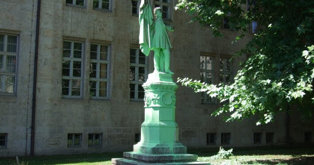 Das Burschenschaftsdenkmal am Universitätshauptgebäude vor seiner dauerhaften Verhüllung