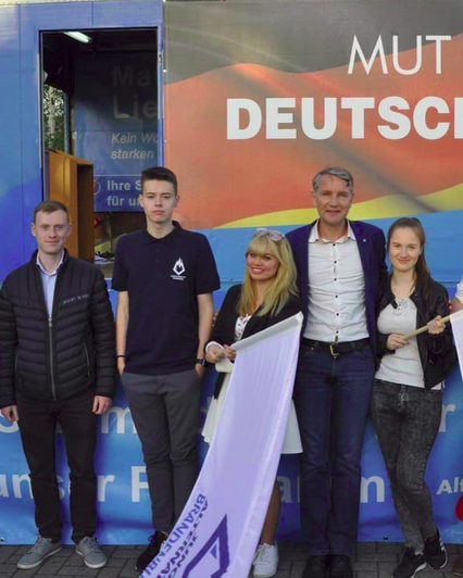 Wahlkampfbild mit Carolin Lichtenheld, Björn Höcke, Candy Jacobs, Eric Gregorski und Jan Wenzel Schmidt, die mit Fahnen der Jungen Alternative vor einer AfD Bühne stehen mit einem Plakat mit der Aufschrift "Mut zu Deutschland" im Hintergrund