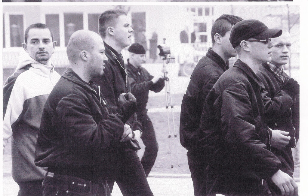 Ronny Besch (1.v.l.) bei einem Neonaziaufmarsch in Salzwedel 2000