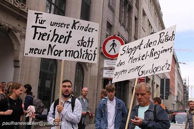 Zwei Personen tragen selbstgebastelte Protestschilder auf der Querdenken-Großdemo in Berlin am 29.8.2020. Einer davon ist Lars Kühne, auf dessen Schild steht: "Für unsere Kinder - Freiheit statt "neue Normalität"