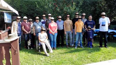 Ein Gruppenfoto des Schachvereins "Kingsclub 98" aus Jena. Lars Kühne trägt beim Sommerfest sein Shirt der Identitären Bewegung.