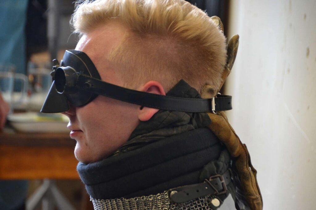 Bild eines Burschen der Teutonia Jena auf dem die zulässige Schutzbrille und Halskrause zu sehen ist