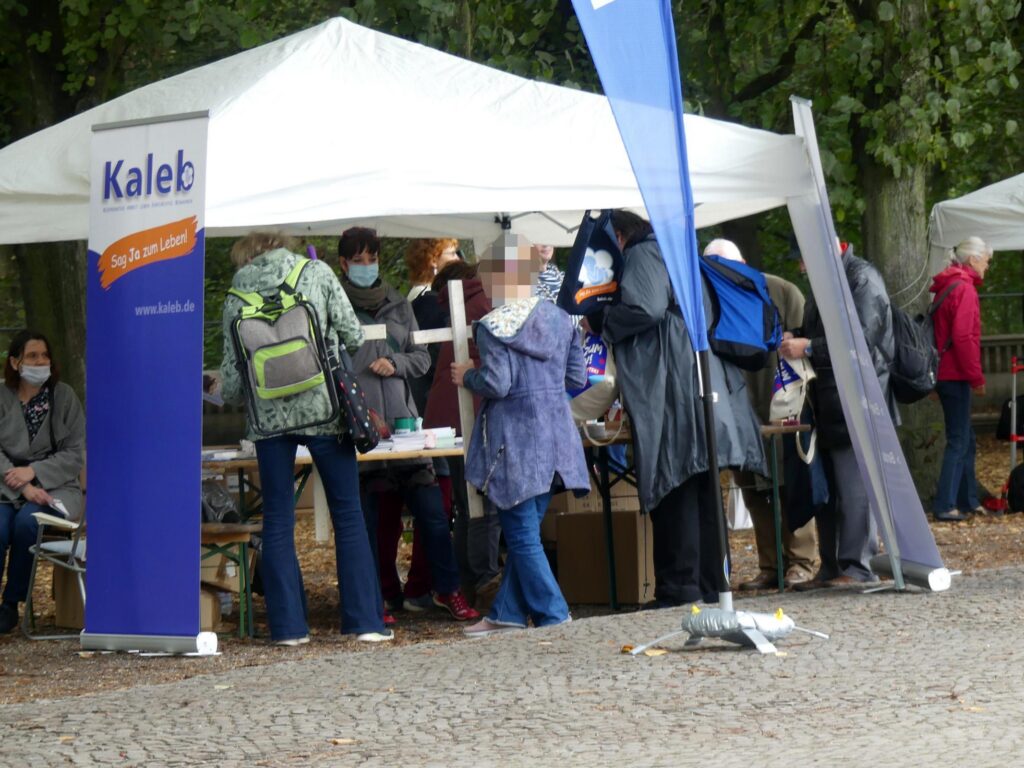 Kaleb Stand beim „Marsch für das Leben“ Berlin 2021 (Quelle: Pixelarchiv)