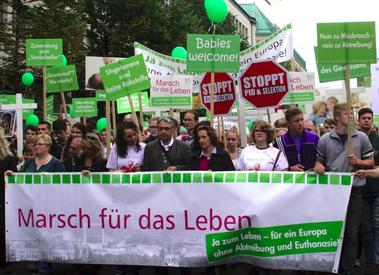  Beatrix von Storch am Fronttransparent mit Euthanasie-Vergleich des „Marsch für das Leben 2015 in Berlin (Foto: Streich)