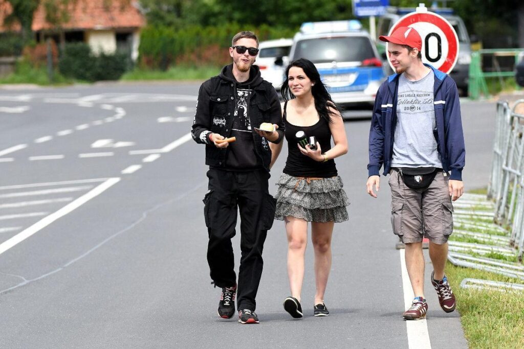Robert Brandt (r.) im Kollektiv56-Shirt „deine lokale Nazicrew“ mit Kevin Seifert (l.) auf dem Weg zum Rechtsrockfestival in Themar am 29.7.2017 (Foto: Recherche Nord)