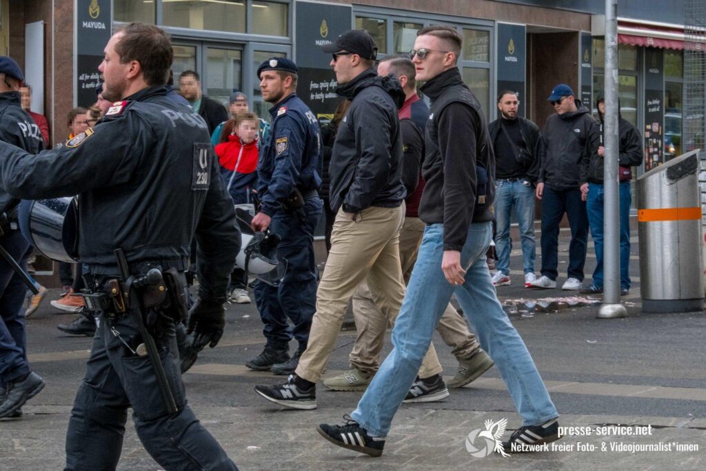 Kevin Noeske (mittig) und Luis Rupprecht (vorne), Ron Schade (hinten rechts, blaue Cap) und Robert Brandt (mittig verdeckt) am 29.04.2023 bei einer „Identitären“-Kundgebung in Wien (Bild: Presseservice Wien)