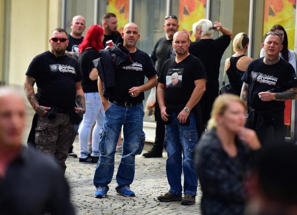 Christian Krämer (1.v.l.) und Kindertrainer Stefan Dietsch (3.v.l.) beim „Rock gegen Überfremdung III“ in Apolda am 6.10.2018 (Foto: Recherche Nord)