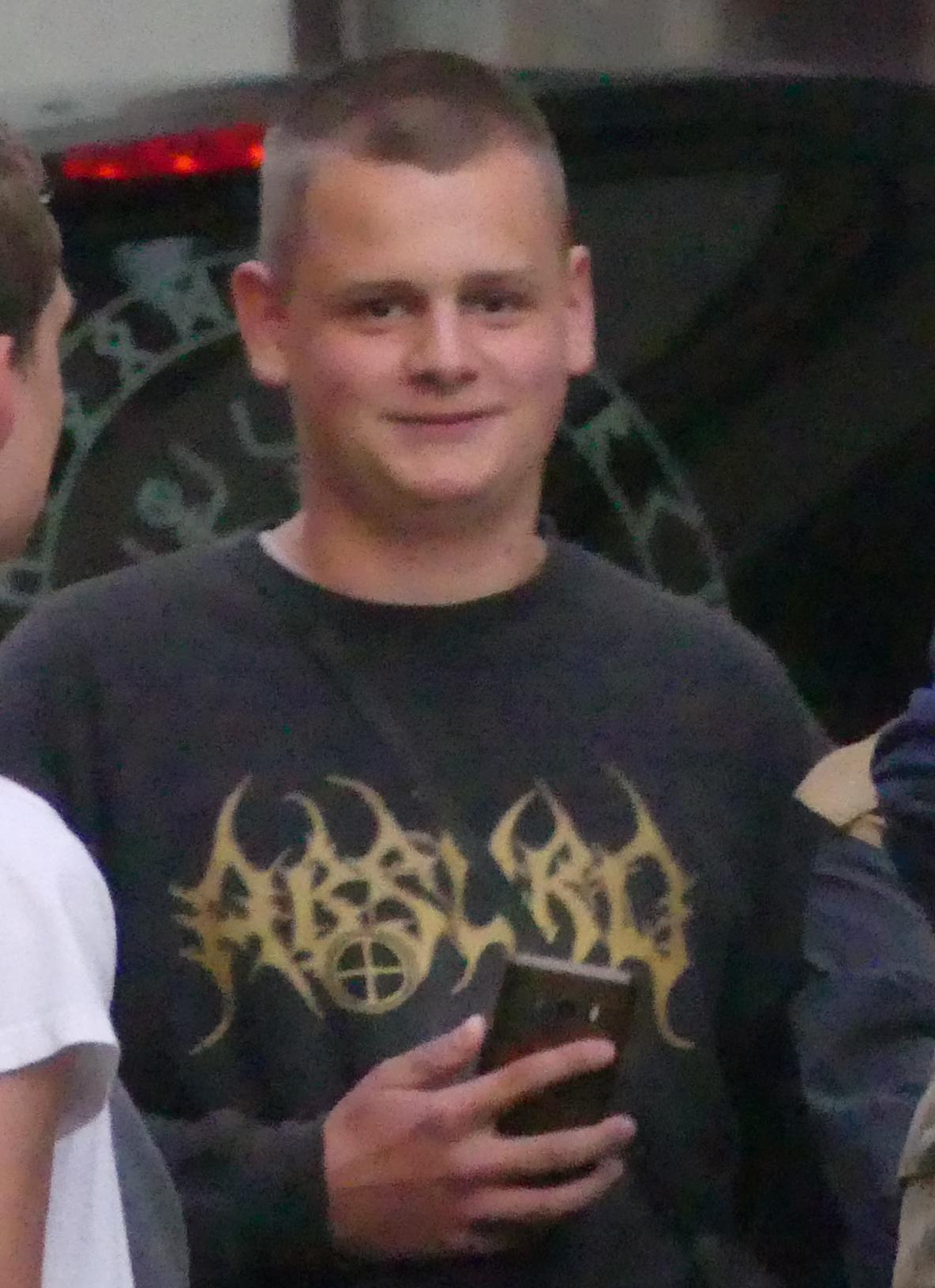 Jeremy Haase mit Pullover der NS-Black-Metal-Band „Absurd“ am Rande der AfD-Veranstaltung am 25.9.2019 am Markt in Kahla (Foto: Rechercheportal Jena-SHK)