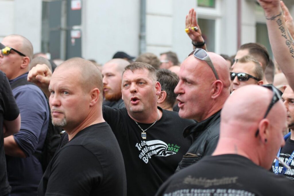 Stefan Dietsch (l.) und ein Hitlergruß im Hintergrund in Apolda am 6.10.2018 (Foto: Pixelarchiv)