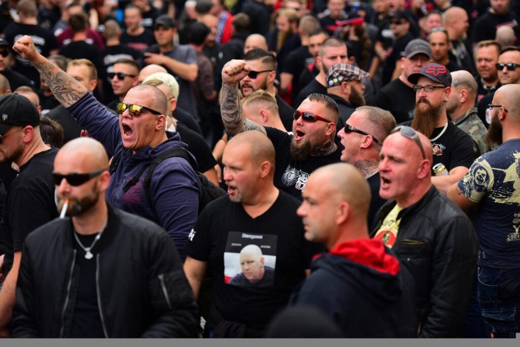 Stefan Dietsch mit einem Gedenkshirt für Thomas Krause - hinterlegt mit den Reichsfarben - am 6.10.2018 in Apolda (Foto: Recherche Nord)