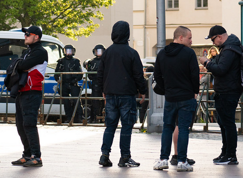 Benny Findeisen (1.v.l.) und Thomas Holzinger (1.v.r.) bei Höckes Rede in Weimar am 8.5.2023 (Foto: Raban Eisler)