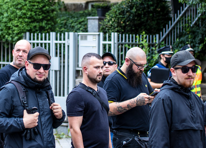 Thomas Holzinger (links m. Cap), Kevin Noetzel (Mitte) und Michael Engling (1.v.r.) in Weimar am 7.8.2021 (Foto: Nico Kuhn)