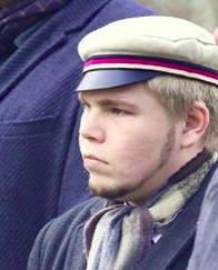 Foto von Tim Beutler, der eine Mütze der Burschenschaft Germania trägt.