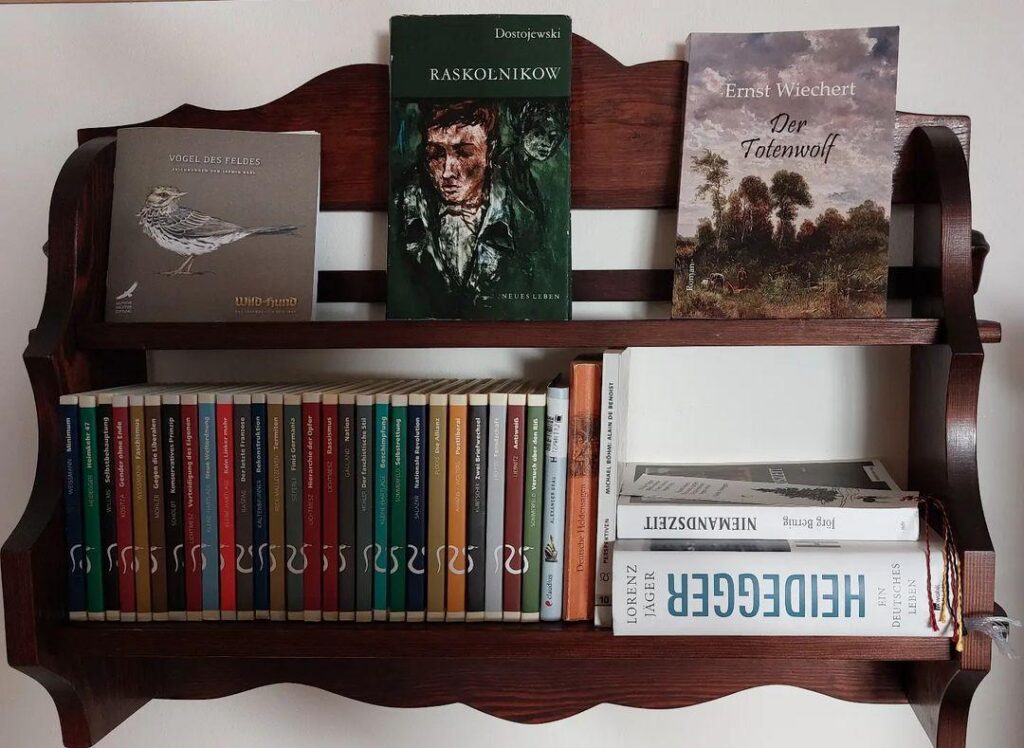 Foto eines Bücherregals in dem viele Bücher des Antaios Verlags zu sehen sind.
