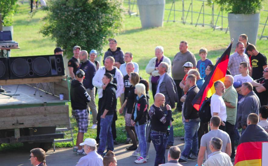 Foto einer Gruppe Menschen auf einer Kundgebung