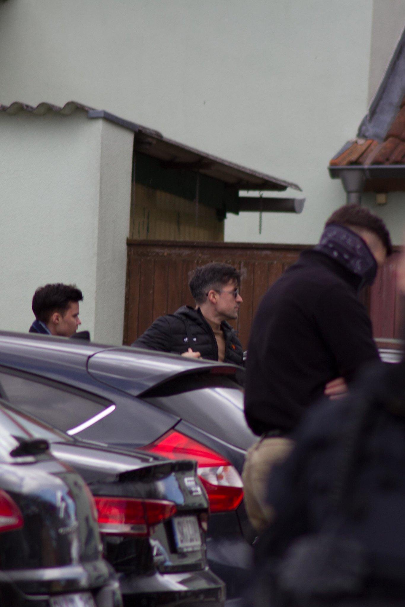 Foto von Martin Sellner und Dante Riedel in Schnellroda. Riedel läuft hinter Sellner.