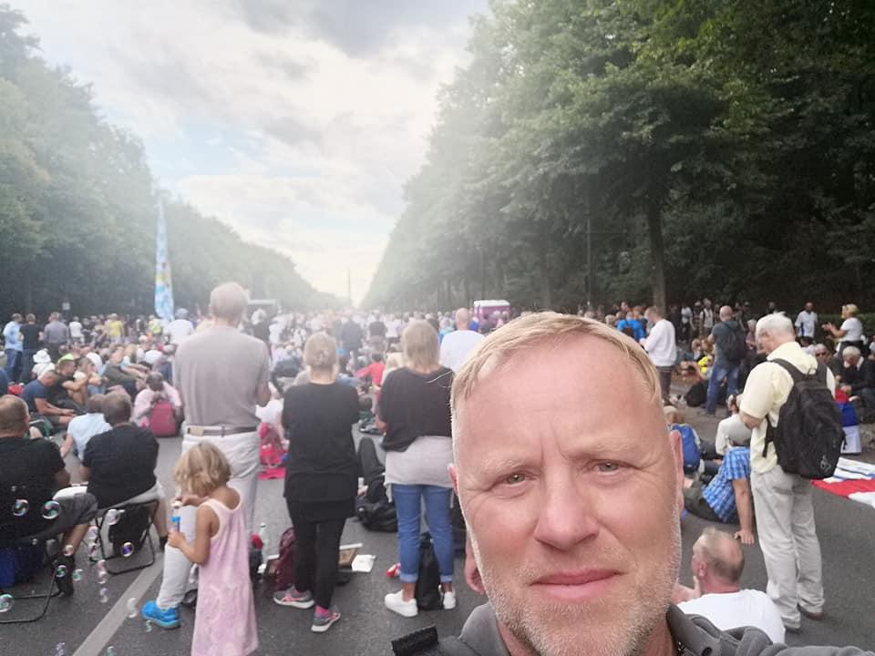 Selfie von Ingo Runge mit Demonstration im Hintergrund
