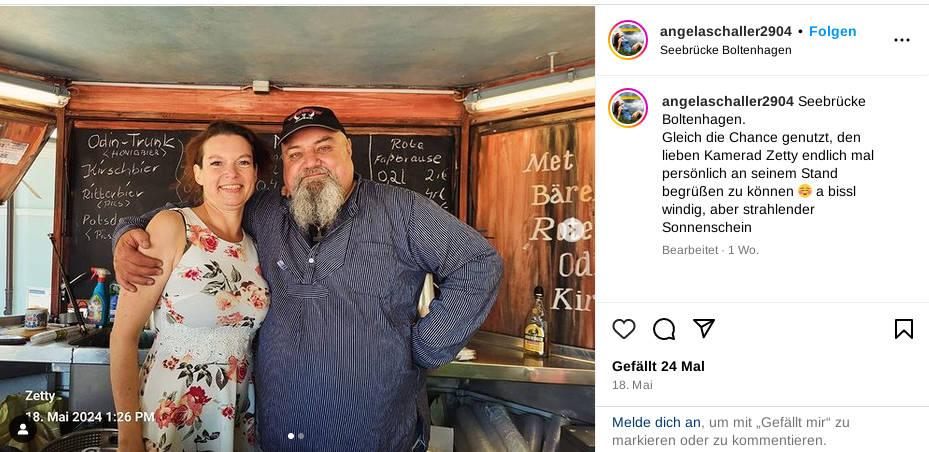 Instagram Post von Angela Schaller mit einem Bild von ihr und Steffen Zedler. Dazu die Beschreibung: "Seebrücke Boltenhagen. Gleich die Chance genutzt, den lieben Kamerad Zetty endlich mal persönlich an seinem Stand begrüßen zu können a bissl windig, aber strahlender Sonneschein.