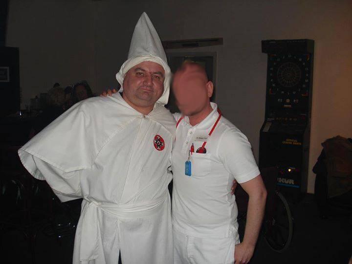 Foto von Steffen Zedler in einer Kutte des "KuKluxKlan"
