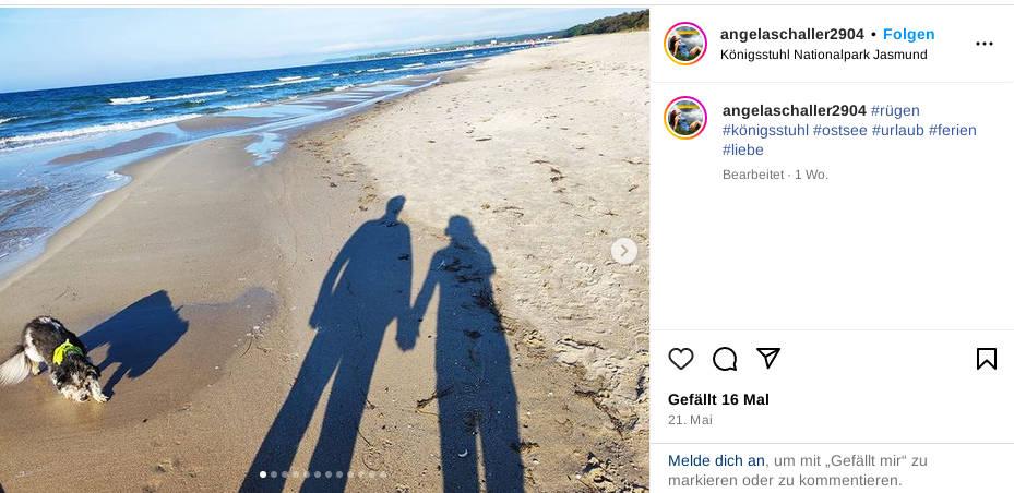 Instagram Post des Accounts angelaschaller2904 vom 21. Mai 2024. Zu sehen ist ein Bild von einem Strand mit den Silhouetten zweier Personen, die sich an der Hand halten. Das Bild ist kommentiert mit: "#rügen #königsstuhl #ostsee #urlaub #ferien #liebe"