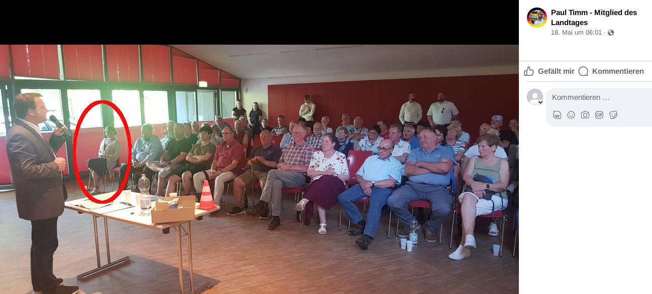 Facebook-Post von Paul Timm vom 18. Mai 2024 bei dem dieser ein Foto geteit hat. Darauf ist Robert Sesselmann als Redner zu sehen. Im Publikum sitzt Angela Schaller in der ersten Reihe und neben ihr ist ein Platz frei. Schaller ist rot umkreist.