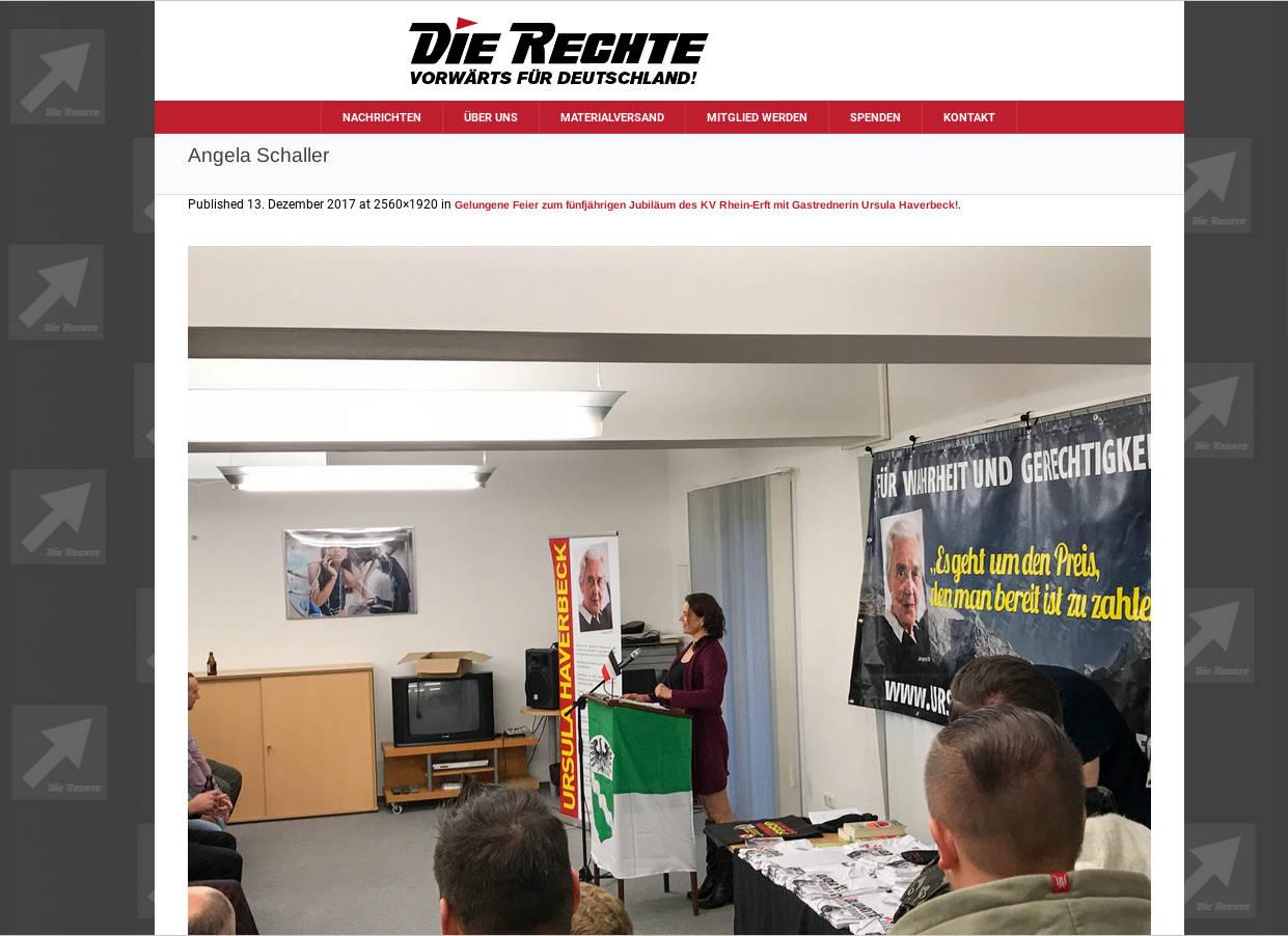 Websitebeitrag von "Die Rechte" mit einem Bild, auf dem Angela Schaller als Rednerin vor einem Ursula Haverbeck-Banner zu sehen ist.