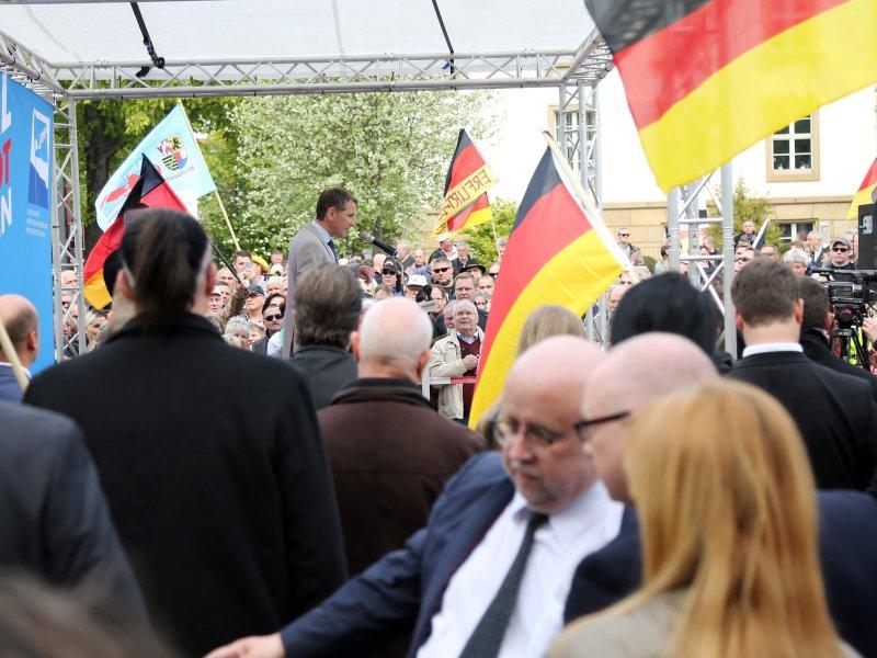 Björn Höcke während einer Rede mit Stephan Ernst im Publikum