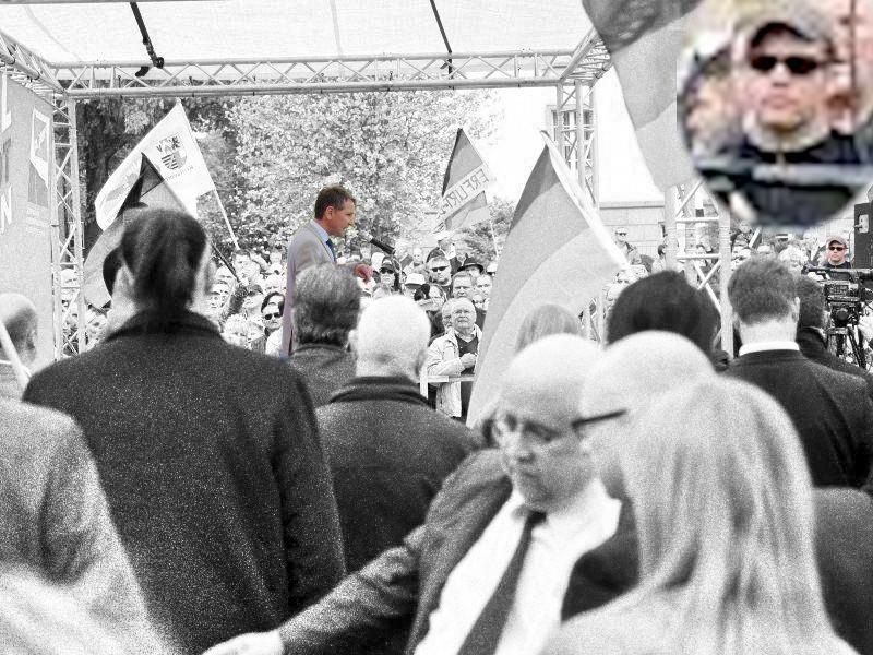 Björn Höcke während einer Rede mit Stefan Ernst im Publikum