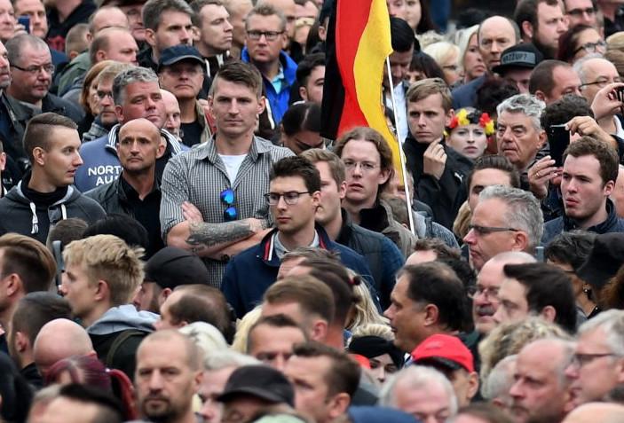 Menschenmenge mit Deutschlandfahne
