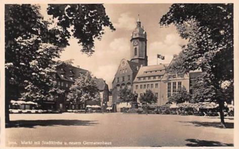 Altes Foto vom Germannenhaus auf dem eine Fahne mit Harkenkreuz weht, wobei man das Harkenkreuz aufgrund der schlechten Bildqualität nicht gut erkennt.