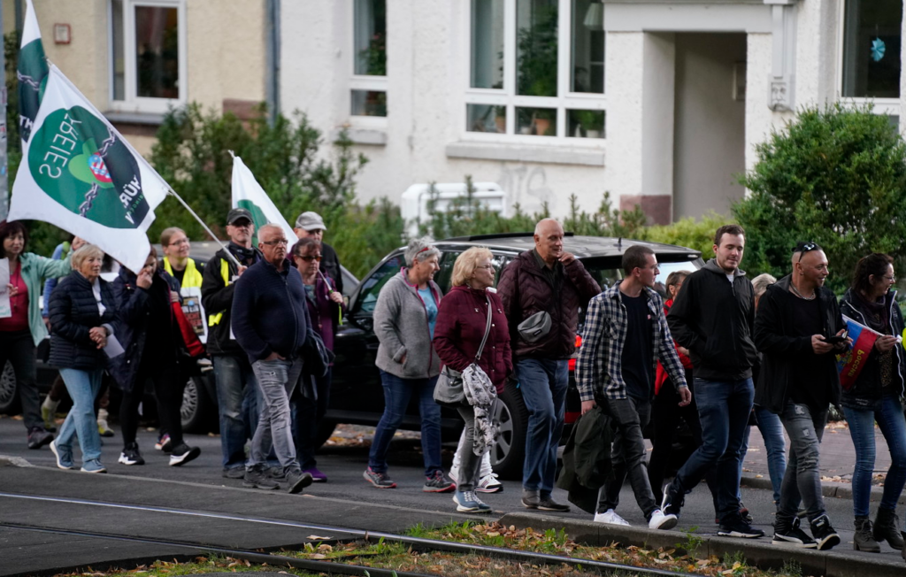 Demozug mit Fahne von "Freies Thüringen"