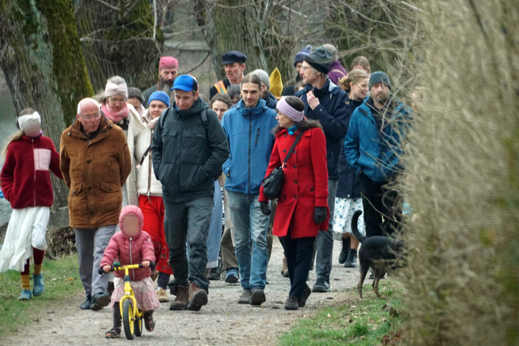 Teilnehmende des Tanzwochenendes in Pöllwitz bei einem Spaziergang. Teilnehmende tragen teilweise in der völkischen Szene verbreitete Kleidung wie z.B. lange Röcke.
