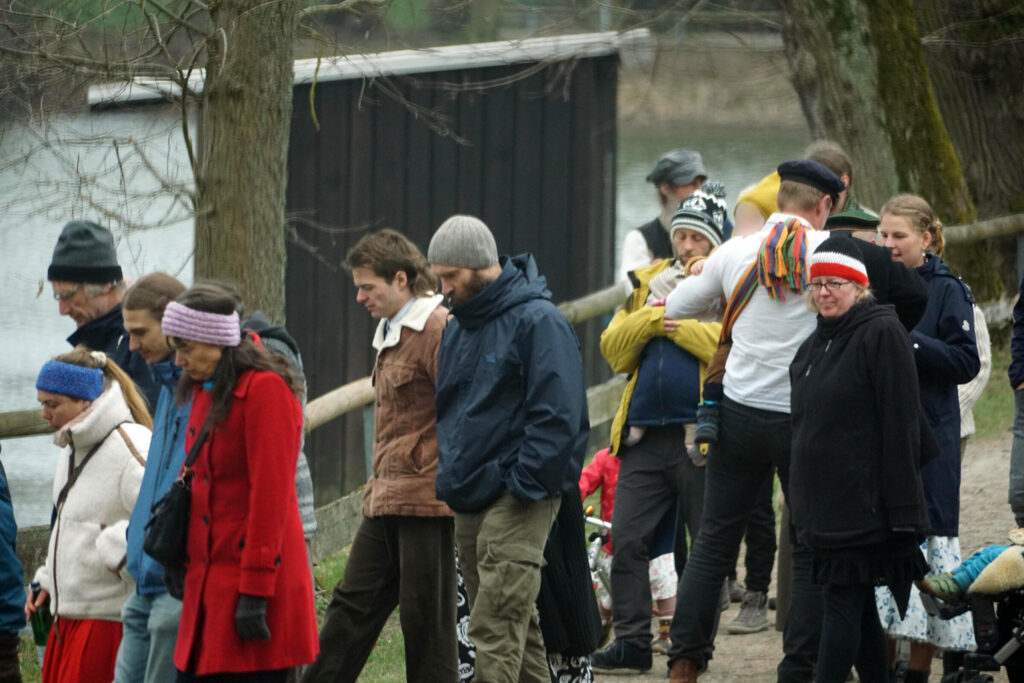 Bild auf dem u.a. Elias Rössel und Verena Blum de Sardon in Pöllwitz zu sehen sind. de Sardon trägt dabei eine schwarz-rot-weiße Mütze.