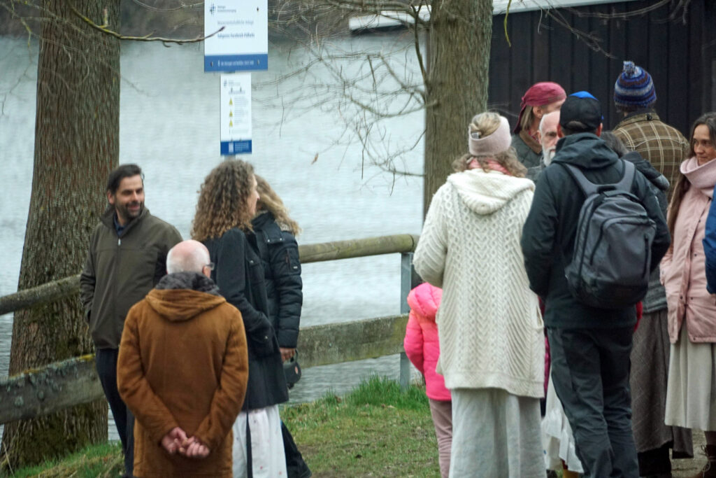 Foto auf dem mehrere TeilnehmerInnen in Pöllwitz bei einem Spaziergang zu sehen sind.