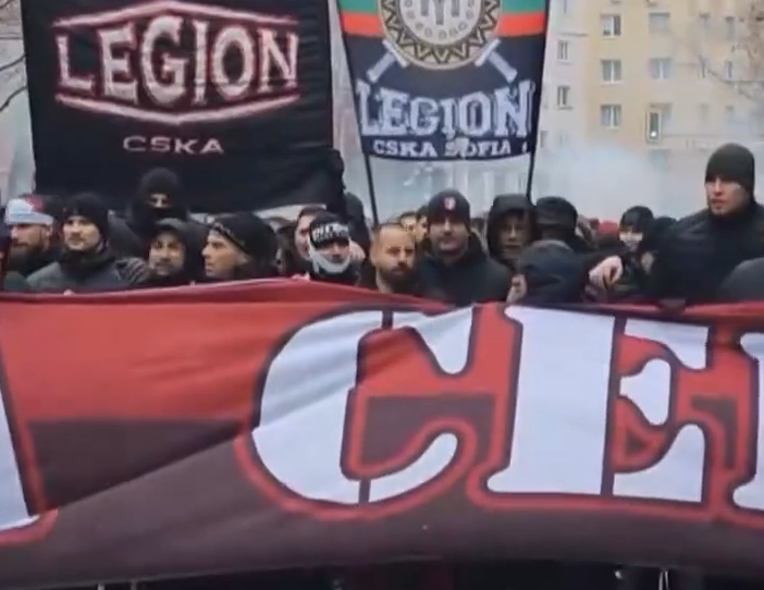 Die ersten Reihen des Fanmarschs in Sofia am 2.3.2025, wo in der 2. Reihe fünf Jungsturm-Hooligans zu sehen sind. Im Hintergrund sieht man Hochbanner von "Legion CSKA". Alle tragen schwarz und überwiegend Mützen.