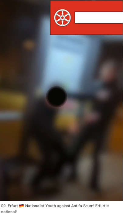 Man sieht ein stark verpixeltes Bild, auf jemand augenscheinlich eine mit schwarzem Kreis nachträglich anonymisierte Person im Dunkeln vor einer Bushaltestelle schlägt. Oben ist ein Wappen der Stadt Erfurt zu sehen. Unten steht neben einer Deutschlandflagge: "Erfurt Nationalist Youth against Antifa-Scum! Erfurt is national!"