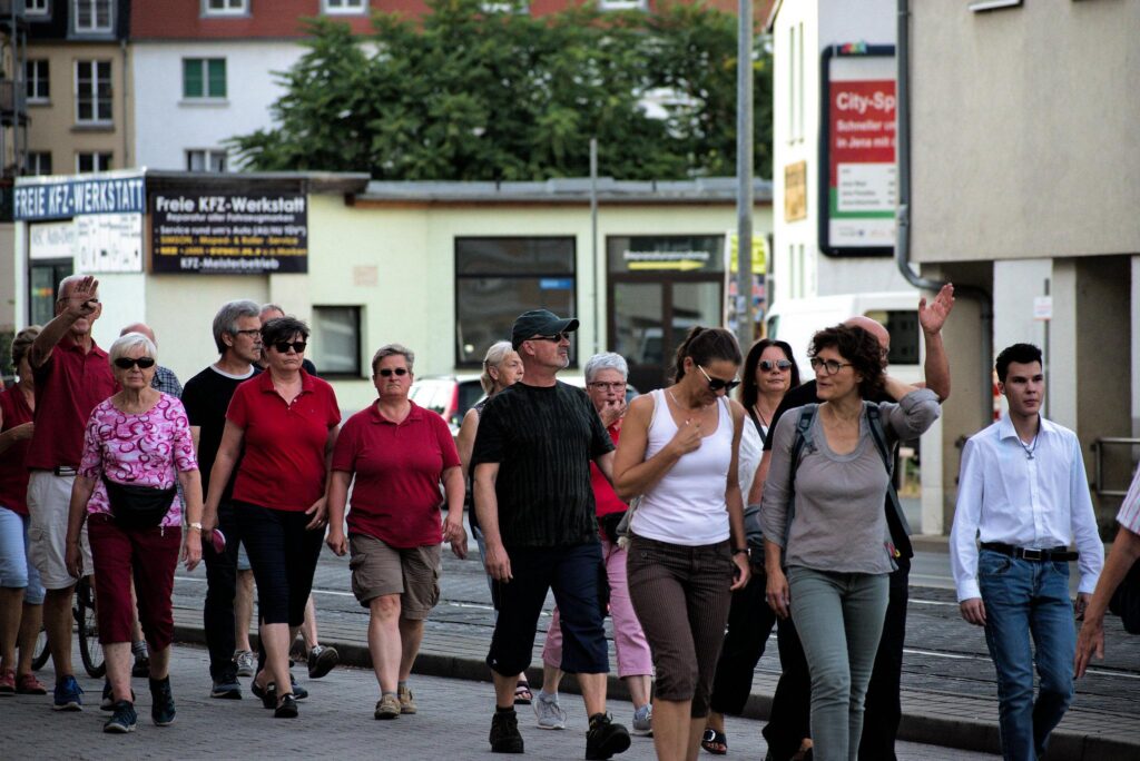 Vögten (2.v.r.) in Jena am 01.08.2022 neben dem AfD-Jugendaktivisten Dante Riedel (1.v.r) (Bild: Mirko Bratypus)