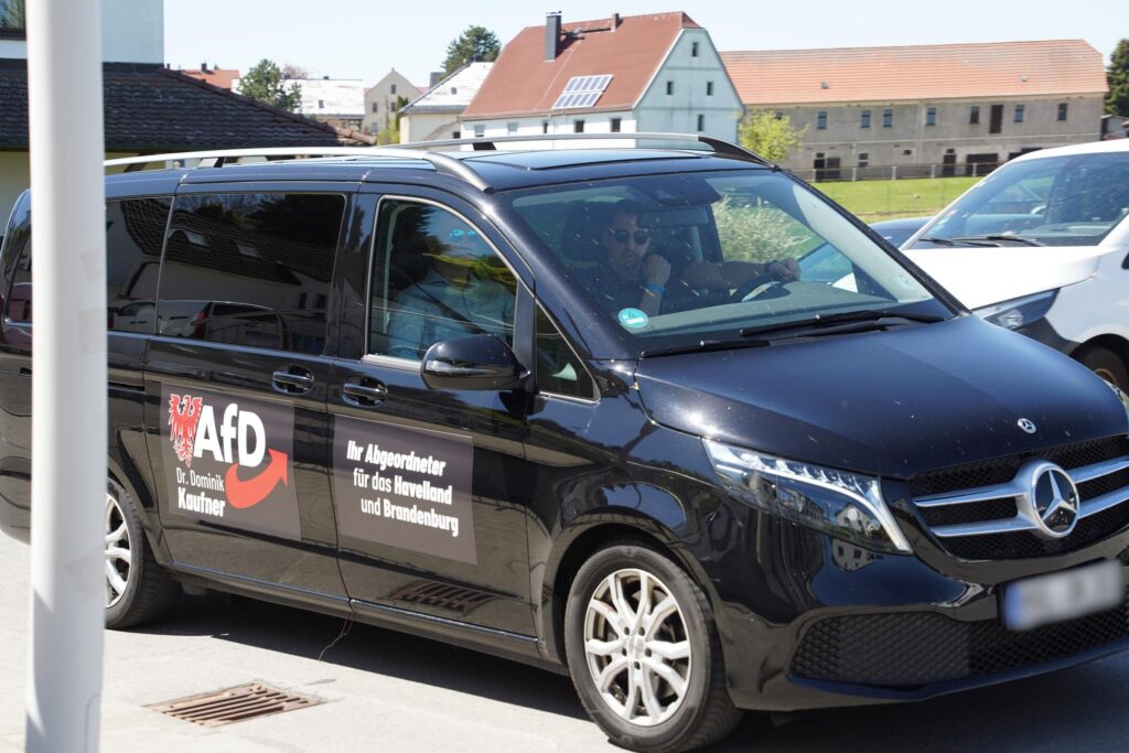 Kleinbus mit Bedruckung: "AfD Dr. Dominik Kaufner Ihr Abgeordneter für das Havelland und Brandenburg"
