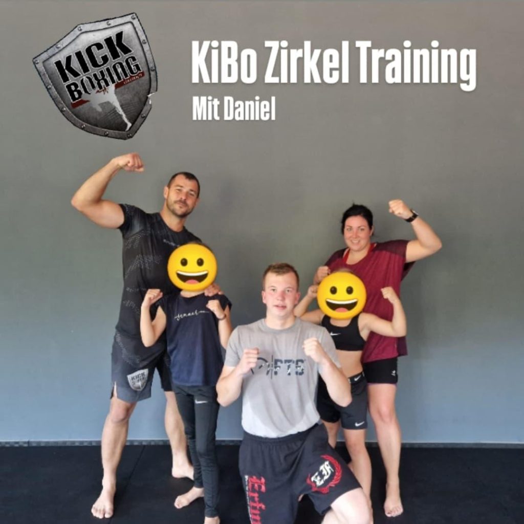Unter der grafischen Überschrift „Zirkeltraining mit Coach Daniel“ ist Robin Klein kniend neben zwei durch Emojis anonymisierten Kindern sowie einem Mann und einer Frau beim KiBo-Training zu sehen.