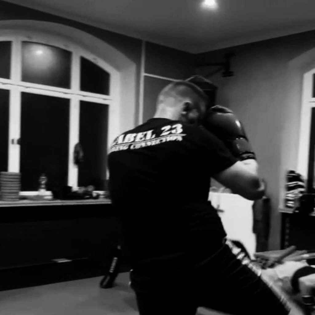 schwarz-weiß Foto von Danilo Martin in einem Shirt von „Label 23“ beim Boxtraining beim KiBo