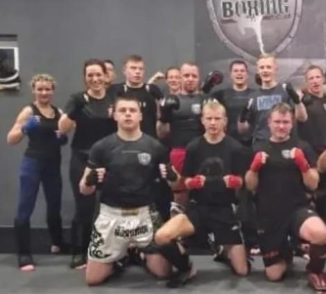 Gruppenfoto vom Training beim Kibo, auf dem viele der zuvor benannten jungen Rechten zu sehen sind, manche mit rot bandagierten Fäusten