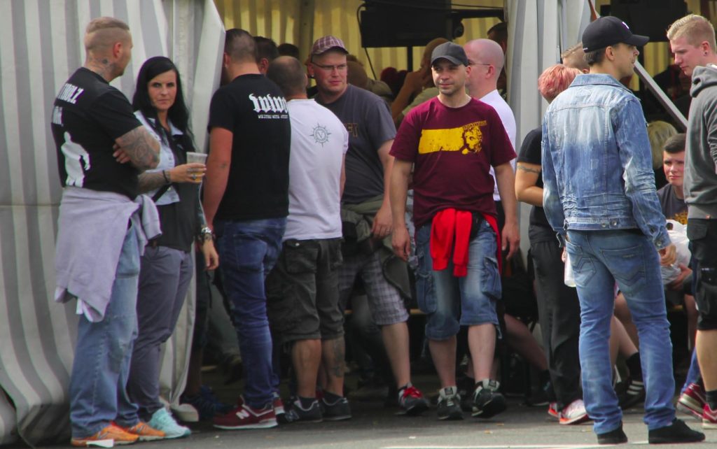 Heidi Lorber ist in Jeansjacke und mit Bierbecher zwischen Neonazis vor dem Konzertzelt auf dem Geraer Hofwiesenparkplatz zu sehen.