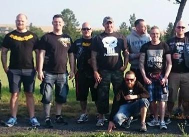 Gruppenfoto einer Männergruppe. Stefan Rose ist ganz links mit Vollbart und in einem schwarzen Shirt mit gelber aufschrift „12 Golden Years“ zu sehen. Neben ihm stehen weitere Neonazis, teils in schwarzer Kutte, teils in Shirt mit Totenkopf. Bildunterschrift: „Apoldaer Neonazi-Ausflug 2016: (v.l.) Stefan Rose (Shirt „12 Golden Years“), unbekannt, Christian Steinbrück, Manfred Wiemer, Christian Jewanski (unten), John Romankewitz, Matthias Putze, Marcel Selbmann“